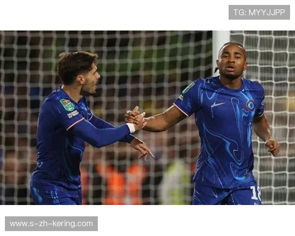 切尔西中路渗透更流畅，恩昆库接球后转身射门被封堵